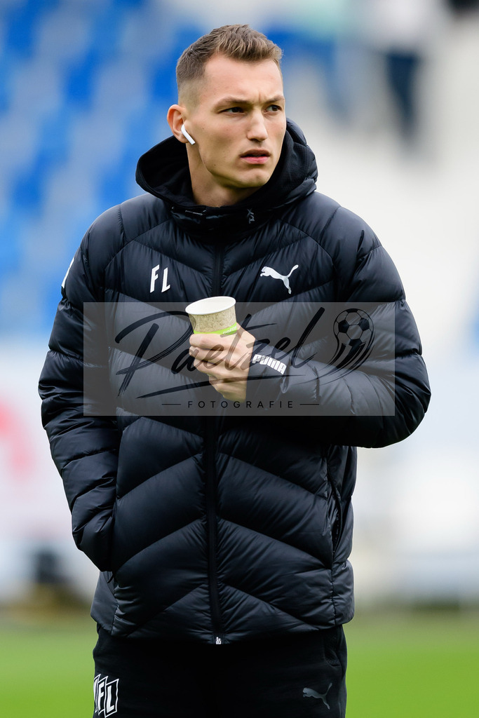 OSNTSV20211106_005 | Fussball, Herren: Sven Koehler (VfL Osnabrueck) schaut bei dem Spiel der 3. Liga zwischen VfL Osnabrueck und TSV 1860 Muenchen im Stadion an der Bremer Bruecke am 06.11.2021 in Osnanbrueck, Deutschland.DFB / DFL REGULATIONS PROHIBIT ANY USE OF PHOTOGRAPHS AS IMAGE SEQUENCES AND/OR QUASI-VIDEO. - Realisiert mit Pictrs.com