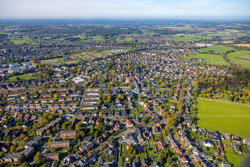 Selm241011734 | Luftbild, Ortsansicht mit Selma-Lagerlöf-Sekundarschule, Friedenskirche und kath. Pfarrkirche St. Ludger, hinten der Auenpark, Fernsicht, Selm, Münsterland, Nordrhein-Westfalen, Deutschland