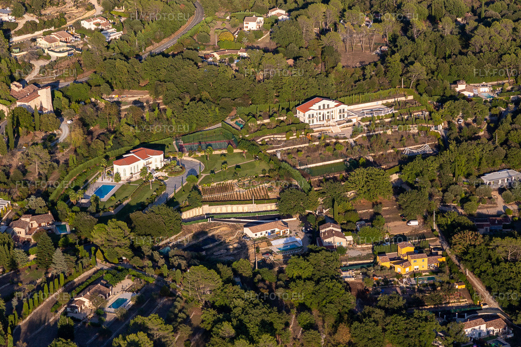 Vue aérienne: Villa de luxe - maison individuelle avec parc en terrasses, court de tennis et piscine à Montauroux dans le département Var, France. Photo: IMG_129515.jpg prise le 18/09/2021 par Werner Riehm/FLY-FOTO.eu – Résolution de l'original: 5472 x 3648 px