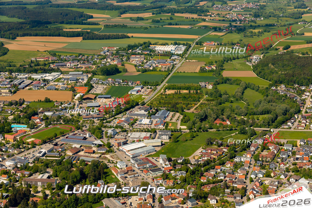 Das Luftbild zeigt :  Mainburg - Die Luftaufnahme wurde 2024 vom UL-Flugzeug aus erstellt ( keine Drohne ) - Hochauflösende Luftaufnahme - Für grossformatige Ausdrucke geeignet. Die Geschenkidee !Mit Lizenz und Bildrechte bestellbar