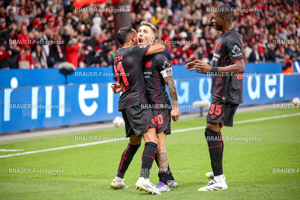 Bayer 04 Leverkusen vs Eintracht Frankfurt - Bundesliga  | Leverkusen, Deutschland, 12.09.25:   Alejandro Grimaldo (Bayer 04 Leverkusen) Torjubel, jubelt nach seinem Treffer zum 3:1 mit Lucas Vazquez (Bayer 04 Leverkusen) waehrend des Spiels der Bundesliga zwischen  Bayer 04 Leverkusen vs Eintracht Frankfurt in der BayArena(Foto von Brauer-Fotoagentur / Adrian Schlueter)