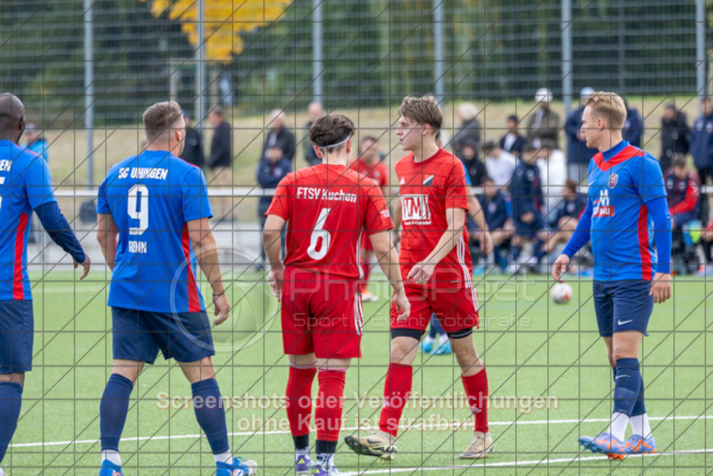 20251012_153225_0115 | #,SC Uhingen (blau) vs. FTSV Kuchen (rot), Fussball, Kreisliga A3 - Bezirk Neckar/Fils, 08. Spieltag, Saison 2025/2026, Kunstrasenplatz, Haldenberg Stadion, Panoramastraße,73066 Uhingen, 12.10.2025 - 15:00 Uhr,Foto: PhotoPeet-Sportfotografie/Peter Harich