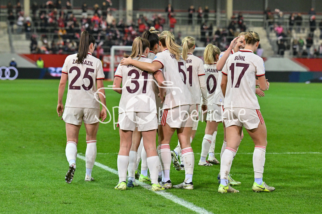 FC Bayern München Frauen - Juventus Turin Frauen | Jubel nach dem Treffer zum 1-0 fuer die FCB Frauen durch Jovana DAMNJAVOVIC (FCB #9) / Freude / Happy / Tor / Torschuetzin / Womens Champions League: FC Bayern Frauen - Juventus FC, FC Bayern Campus am 12.12.2024