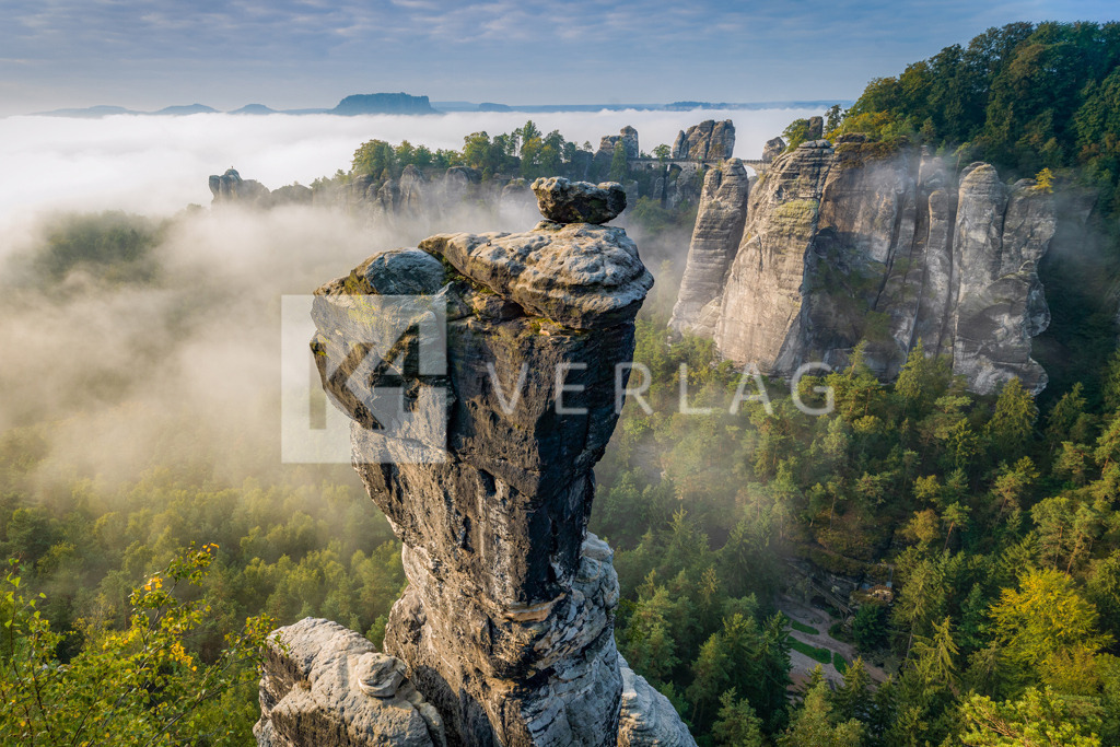 Wandbild-Wehlnadel-Bastei-Basteibruecke-A0002935 | Die Wehlnadel vor der Bastei im Nebelmeer über der Felsenbühne Rathen in der Sächsischen Schweiz im Elbsandsteingebirge - Realisiert mit Pictrs.com