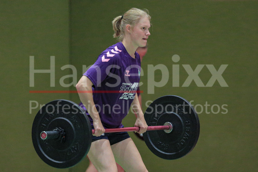 Handball, 2. Bundesliga Frauen, Training SV Werder Bremen | v.li.: Denise Engelke (SV Werder Bremen, 18) bei einer Übung, Trainingsübung