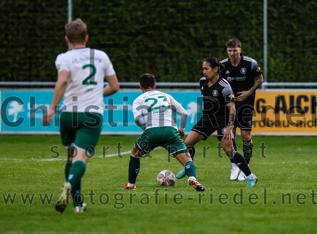 2024-04-05_022_FC_Schwaig_gegen_SV_Pullach | Oberding, Deutschland, 05.04.2024:
Fußball, Landesliga Südost 2023 / 2024, 28. Spieltag, FC Schwaig gegen SV Pullach, Endergebnis: 2:0

Maximilian Hellinger (FC Schwaig, #23), Keita Kawai (SV Pullach, #17)

Foto: Christian Riedel / fotografie-riedel.net