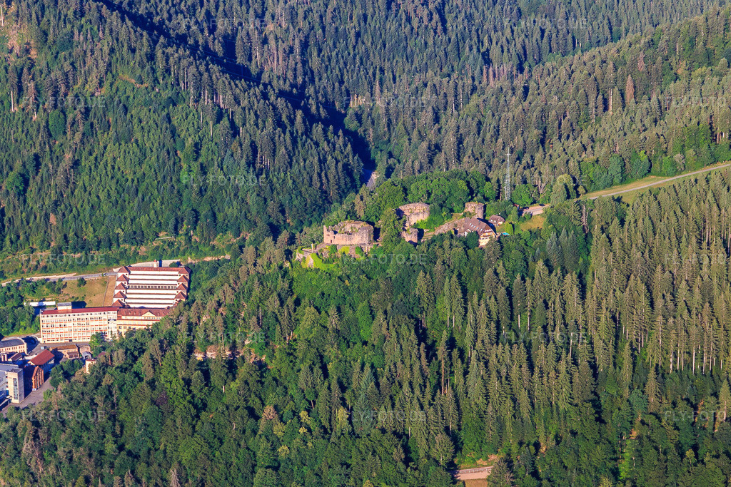 Luftbild: Burgruine Hohenschramberg in Schramberg im Bundesland Baden-Württemberg in Deutschland. Foto: IMG_149151.jpg vom 29.06.2025 durch Werner Riehm/FLY-FOTO.deTourismus - Stadt Schramberg