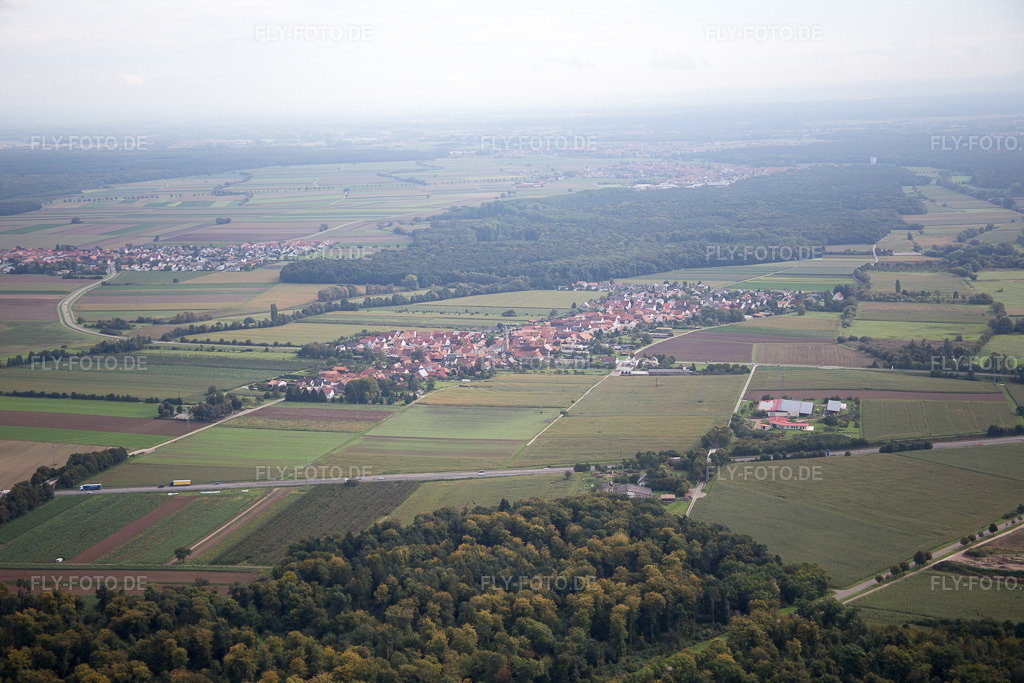 Luftbild: Ortsansicht von Südwesten in Erlenbach bei Kandel im Bundesland Rheinland-Pfalz in Deutschland. Foto: IMG_072777.jpg vom 19.09.2014 durch Werner Riehm/FLY-FOTO.de