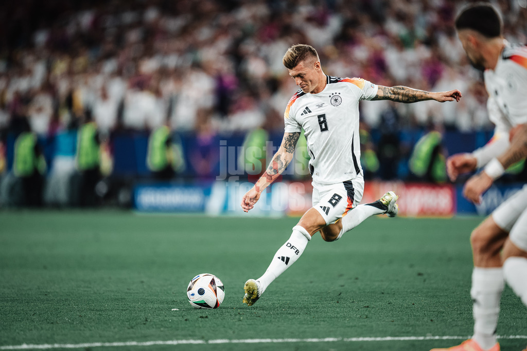 Fußball | Herren | UEFA-Fußball-Europameisterschaft 2024 | Achtelfinale | Deutschland vs. Dänemark | 29.06.2024 | Toni Kroos (#8, Deutschland) beim Freistoss