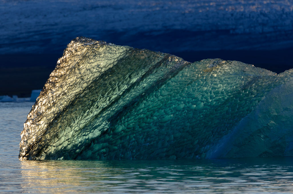 island-2019-294 | Der Gletschersee diente bereits als Schauplatz für bekannte Filmproduktionen wie James Bond („Stirb an einem anderen Tag“ und „Im Angesicht des Todes“) sowie Tomb Raider. - Realisiert mit Pictrs.com