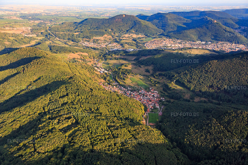 Luftbild: Ortsansicht von Westen im Ortsteil Gräfenhausen in Annweiler im Bundesland Rheinland-Pfalz in Deutschland. Foto: IMG_084140.jpg vom 29.08.2015 durch Werner Riehm/FLY-FOTO.de