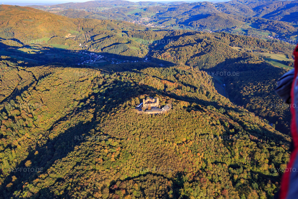 Luftbild: Schloß Auerbach im Ortsteil Auerbach in Bensheim im Bundesland Hessen in Deutschland. Foto: IMG_075034.jpg vom 18.10.2014 durch Werner Riehm/FLY-FOTO.deAuflösung des Originals: 5472 x 3648 pxSchloss Auerbach | Rittermahle, Ritterspiele, Turiere, Burg und Restaurant