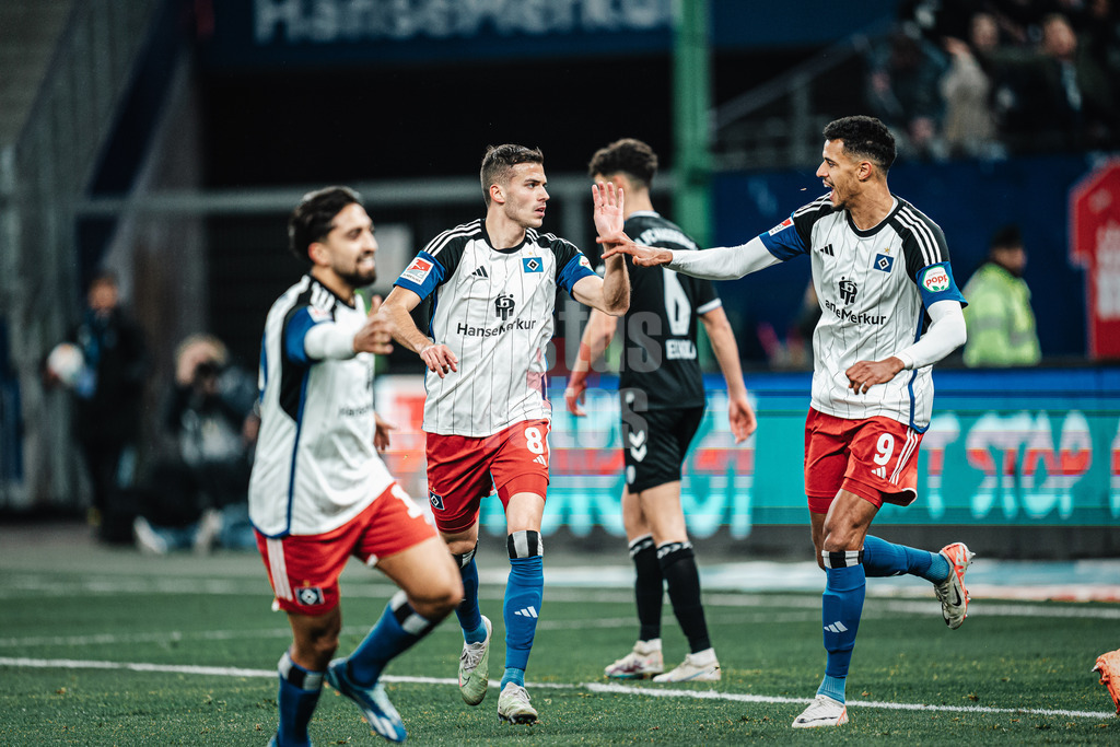 Fußball | Männer | Saison 2023/2024 | 2. Fußball-Bundesliga | 12. Spieltag | Hamburger SV vs. 1. FC Magdeburg | 04.11.2023 | Laszlo Benes (#8, HSV) links und Robert Glatzel (#9, HSV) rechts klatschen nach dem Tor ab