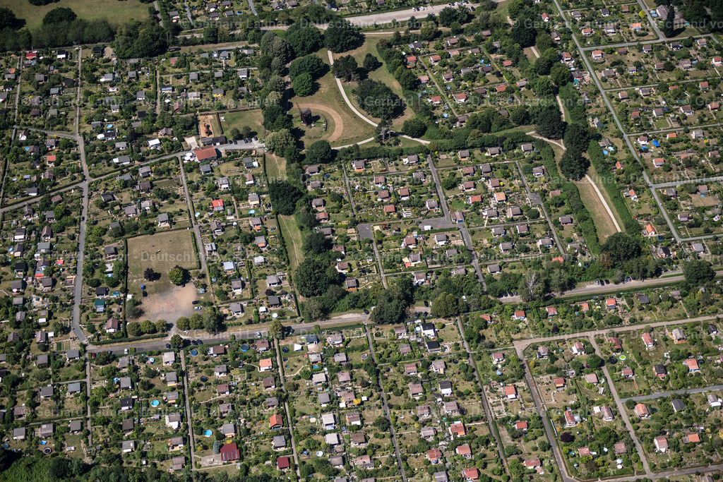 4036231 | BRAUNSCHWEIG 31.07.2020 Parzellen von Kleingartenanlagen und Bungalowsiedlung im Ortsteil Östliches Ringgebiet in Braunschweig im Bundesland Niedersachsen, Deutschland. // Allotment gardens and cottage settlement in Brunswick in the state Lower Saxony, Germany. Foto: Gerhard Launer