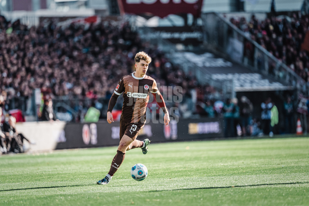 Fußball | Männer | Saison 2024/2025  | Fußball-Bundesliga | 28. Spieltag | FC St. Pauli vs. Borussia Mönchengladbach | 06.04.2025 | Noah Weißhaupt (#13, FC St. Pauli) am Ball