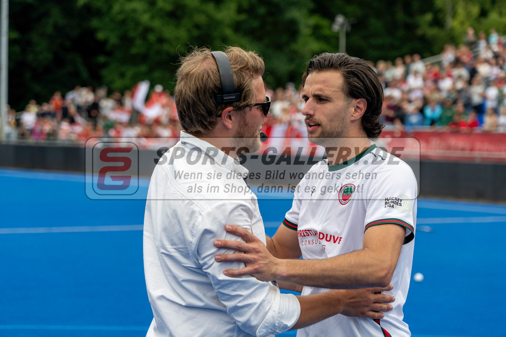Final4_20250601-1515-HK108730 | Krefeld, Deutschland, 01.06.2025:  Feldhockey Final4 2025 – „Deutsche Feldhockey-Meisterschaften 2025“ Crefelder HTC - Rot-Weiss Köln (Finale Herren) im Gerd-Wellen-Hockeyanlage am 01.06.2025 in Krefeld, Deutschland. (Foto von Kramhöller/Fehrmann/Kaste)Krefeld, Germany, 01.06.2025: Feldhockey Final4 2025 – „Deutsche Feldhockey-Meisterschaften 2025“ Harvestehuder HTC - Düsseldorfer HC (Finale Damen) in Gerd-Wellen-Hockeyanlage at 01.06.2025 in Krefeld, Deutschland. (Foto from Kramhöller/Fehrmann/Kaste)