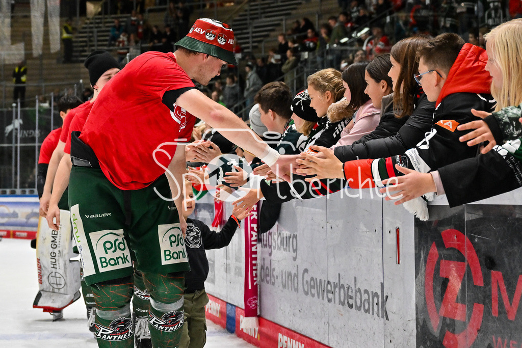 Augsburger Panther - Löwen Frankfurt | Die Spieler der Augsburger Panther feiern zusammen mit den Fans den Heimsieg gegen Frankfurt - Alexander BLANK (Augsburger Panther 26) - beim match zwischen den Augsburger Panthern und den Löwen Frankfurt am 8. Spieltag der Penny DEL im Curt Frenzel Stadion am 19.10.2025