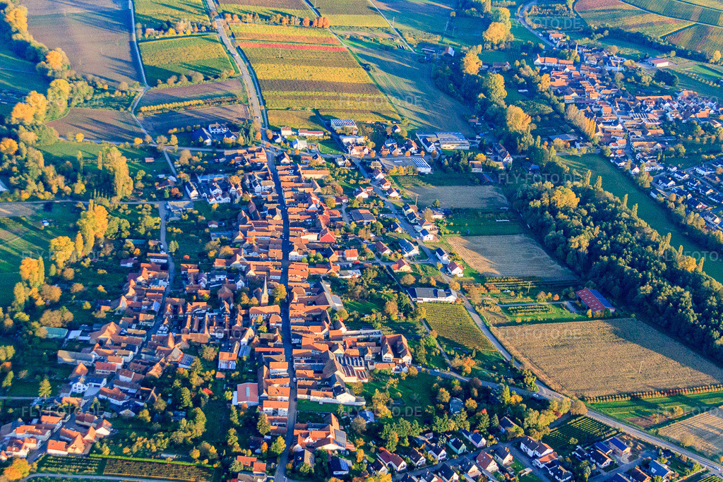 Luftbild: Ortsansicht von Nordwesten im Ortsteil Heuchelheim in Heuchelheim-Klingen im Bundesland Rheinland-Pfalz in Deutschland. Foto: IMG_60657.jpg vom 24.10.2013 durch Werner Riehm/FLY-FOTO.deAuflösung des Originals: 3946 x 2631 px