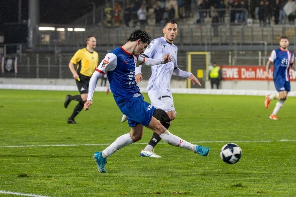 Fußball, Badischer Pokal 2025/26, Halbfinale: SV Sandhausen gegen VfR Mannheim | Fußball, Badischer Pokal 2025/26, Halbfinale: SV Sandhausen gegen VfR Mannheim***Volkan Rona (22, Mannheim) zieht ab - Realisiert mit Pictrs.com
