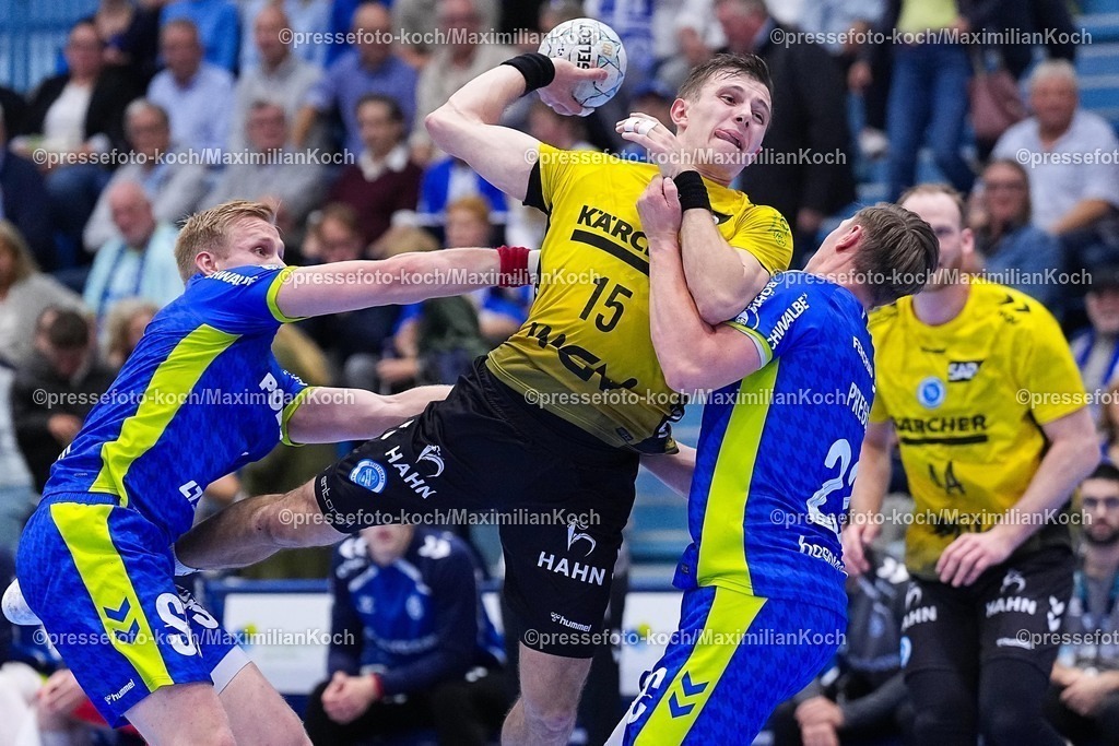 xYDR25092501049 | 25.09.2025, xydrx, Handball, 1.HBL, VFL Gummersbach - TVB Stuttgart, Schwalbe-Arena: Simone Mengon (TVB Stuttgart #15) im Zweikampf gegen Ellidi Vidarsson (VFL Gummersbach #4) und Ole Pregler (VFL Gummersbach #23)