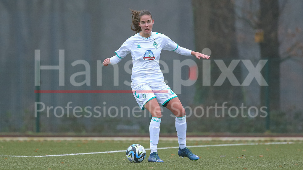Fussball, Testspiel Frauen, SV Werder Bremen - FC Twente Enschede | v.li.: Hanna Nemeth (SV Werder Bremen, 23) am Ball, Freisteller, Einzelbild, Ganzkörper, Aktion, Action, Spielszene