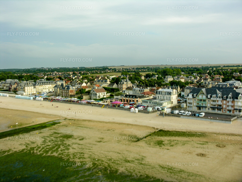 Aerial view: View of the town in Lion-sur-Mer in the state Calvados, France. – Photo: DSCN0521.jpg taken on 08/04/2005 by Werner Riehm/FLY-FOTO.com – Resolution of the original: 3264 x 2448 px