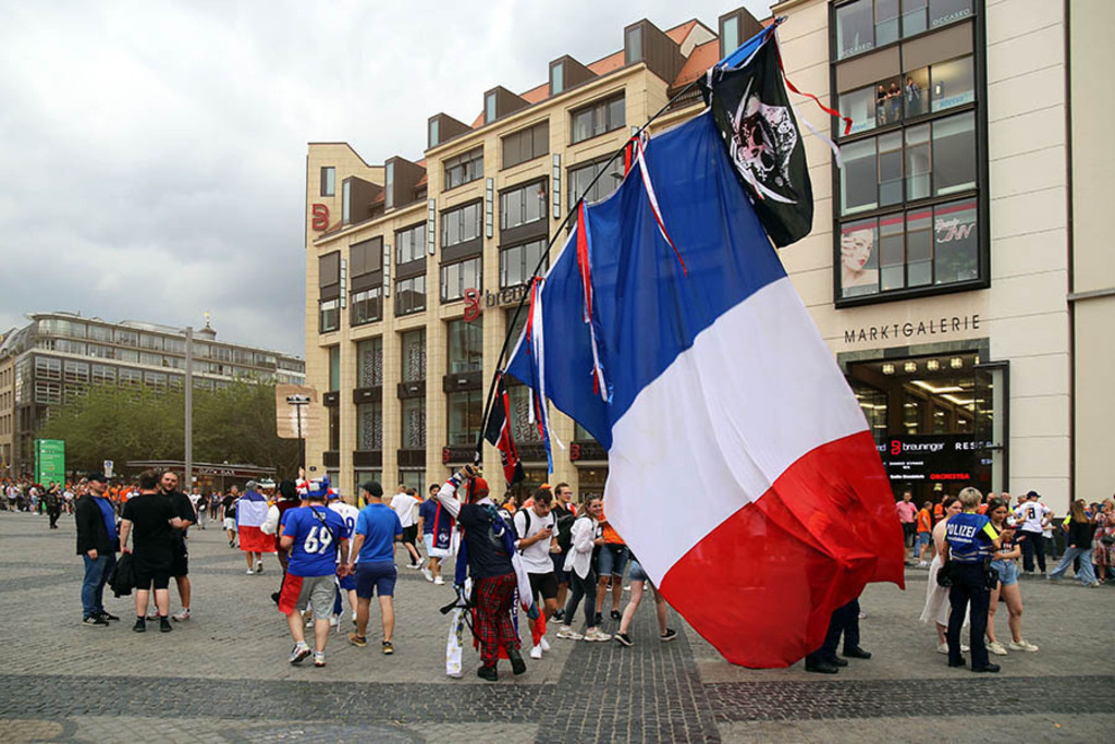 UEFA EURO 2024 in Leipzig - Französische Fans auf dem Markt | Entdecke über 20 Kategorien Leipzig-Motive: Foto-Downloads, hochwertige Poster, Leinwand- & Fine-Art-Prints. Jetzt Lieblingsfoto im Bildlexikon Leipzig Shop bestellen!