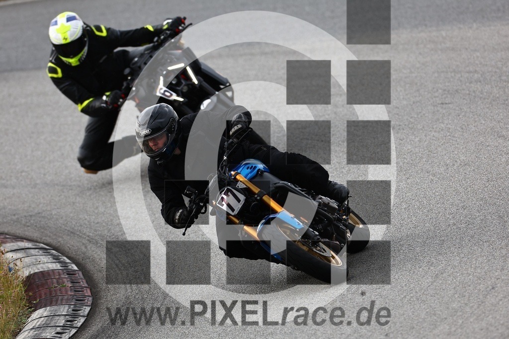 0077-20240712_03507 | Schöne Erinnerungen an spannende Momente - das festzuhalten ist unser Job. PIXELrace.de ist seit 2003 auf den Rennstrecken Europas unterwegs um die Action draußen beim Fahren und die wunderbare Stimmung imm Fahrerlager für euch einzufangen.