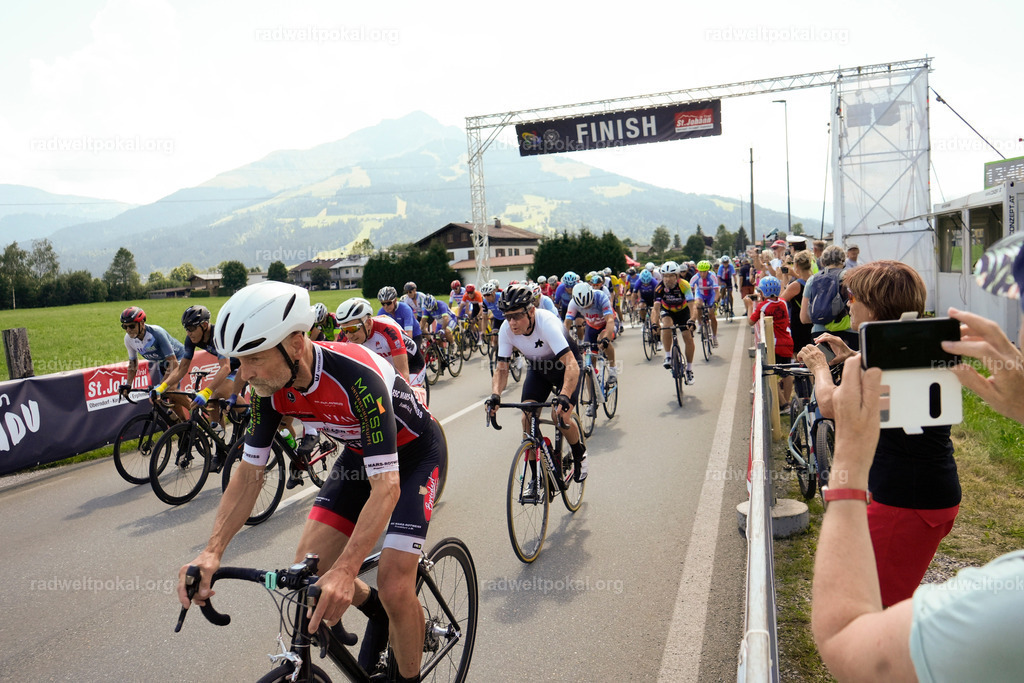 505_20230817_Bewerb_Maenner_Muehlanger | AUT - OESTERREICH, 2023-08-16: SPORT RENNRAD-FAHREN - 55. INTERNATIONALER RADWELTPOKAL IN ST. JOHANN IN TIROL  - Vintage-Radrennen mit WM-Bronze-Medaillen-Siegerin Christina Schweinberger, den Teilnehmer und Alexander Baumann (vom Orginastions-Team) - TAG 2 BEWERB MAENNER IN SECHS GRUPPEN  ; Foto: Roland Muehlanger