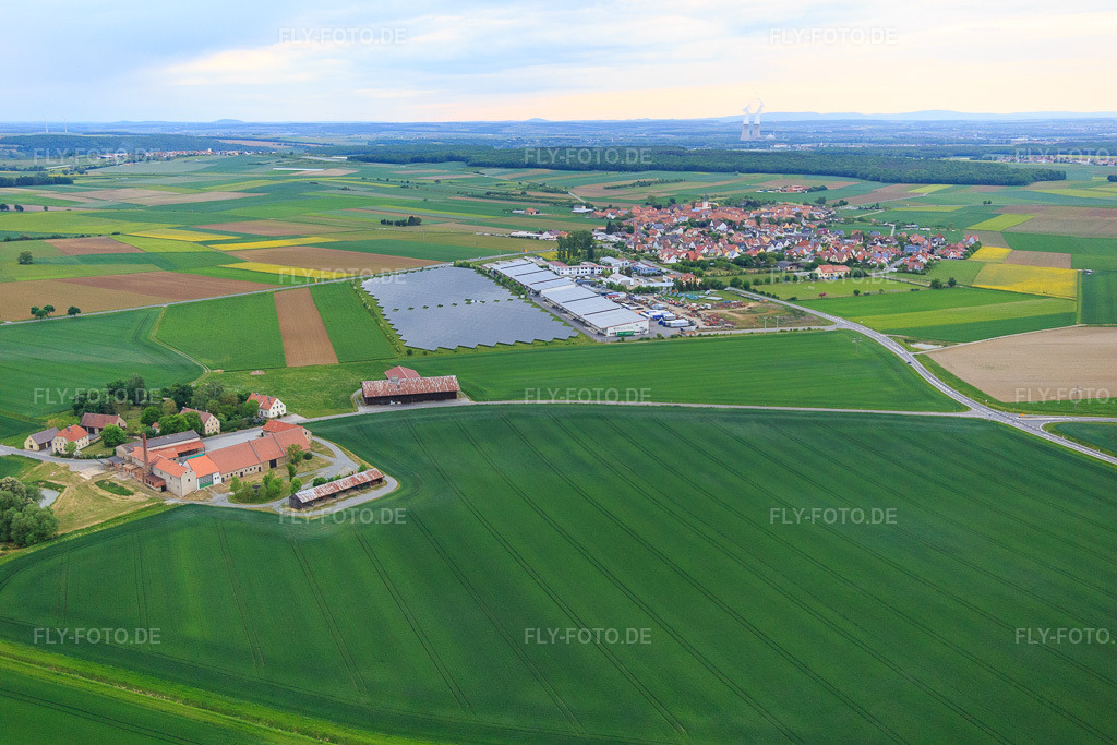 Luftbild: Wadenbrunn und Hundeschule Möller im Ortsteil Wadenbrunn in Kolitzheim im Bundesland Bayern in Deutschland. Foto: IMG_078944.jpg vom 14.05.2015 durch Werner Riehm/FLY-FOTO.deWWW.HUNDESCHULE-PENSION-MOELLER.DE
