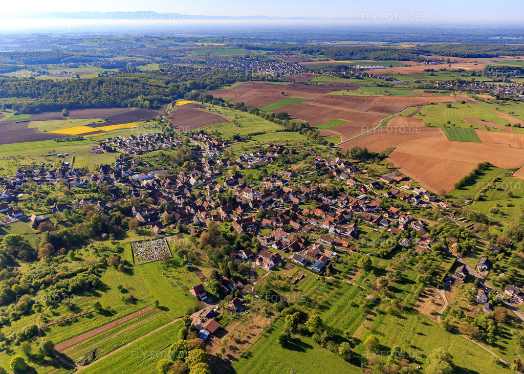 Luftbild: dorfübersicht von Norden in Lampertsloch im Bundesland Bas-Rhin in Frankreich. – Foto: IMG_099345.jpg vom 30.04.2017 durch Werner Riehm/FLY-FOTO.de – Auflösung des Originals: 5022 x 3583 px