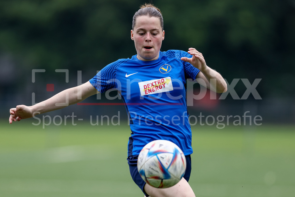 Fussball, Aufstiegsrunde Regionalliga Nord Frauen, FC Union 60 - SC Victoria Hamburg | Celine Witt (SC Victoria Hamburg, 9) am Ball, Einzelbild, Ganzkörper, Aktion, Action, Spielszene, Portrait, Nahaufnahme, Einzelfoto, Einzelbild