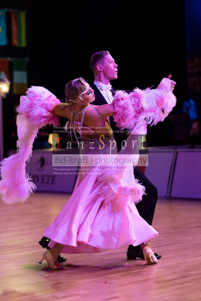 20241215_WDSF_Int_Open_Std-Riga-8735 | Tanzsportbilder, Standardtanz, Lateintanz, WDSF, DTV, LTVB, dancecomp, goc, hessen tanzt, blaues band der spree, walzer, tango, wiener walzer, slowfox, quickstepp, samba, rumba, cha-cha-cha, paso doble. jive, hd-kroft photography, turniertanzsport