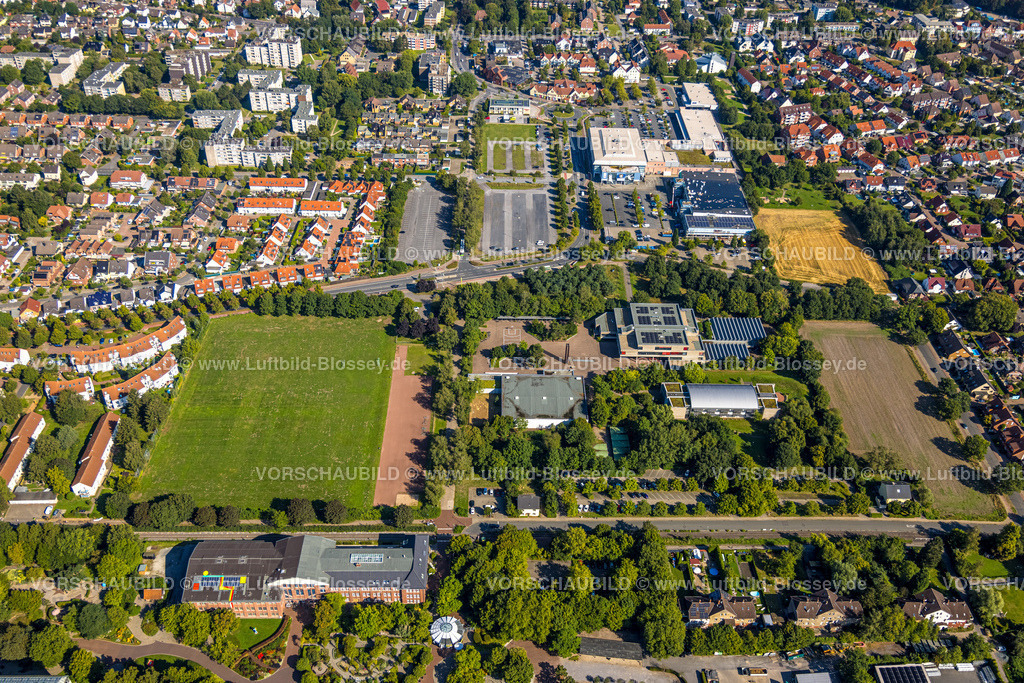 Hamm240805107 | Luftbild, Freiherr-vom-Stein-Gymnasium Hamm und Wiesenfläche, hinten Westpress arena und beta Finanz Eissportarena Eissporthalle mit Moderniesierung und Renovierungsarbeiten, unten der Eingangsbereich Haupteingang Maximilianpark, Uentrop, Hamm, Ruhrgebiet, Nordrhein-Westfalen, Deutschland