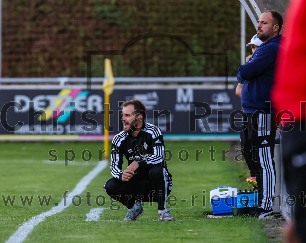 2023-08-01_018_FC_Schwaig_gegen_FC_Deisenhofen | Oberding, Deutschland, 01.08.2023:
Fußball, Toto-Pokal 2023 / 2024, 1. Spieltag, FC Schwaig gegen FC Deisenhofen, Endergebnis: 2:3

Trainer Benjamin Vilus (FC Deisenhofen)

Foto: Christian Riedel / fotografie-riedel.net