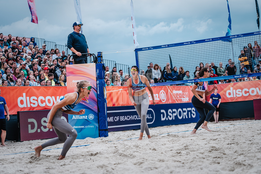 Beachvolleyball | Frauen | German Beach Tour 2024 | Tourstop Düsseldorf | 19.05.2024 | Janne Uhl (rechts) freut sich Richtung Paula Schürholz (links)