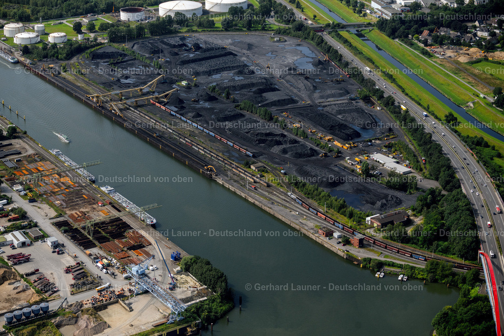 4050273 | BOTTROP 25.08.2021 Lagerfläche für Importkohlenumschlag im Stadthafen Bottrop am Sturmshof in Bottrop im Ruhrgebiet im Bundesland Nordrhein-Westfalen, Deutschland. Weiterführende Informationen bei: Suden GmbH. // Storage area for coal in Bottrop at Ruhrgebiet in the state North Rhine-Westphalia, Germany. Further information at: Suden GmbH. Foto: Gerhard Launer