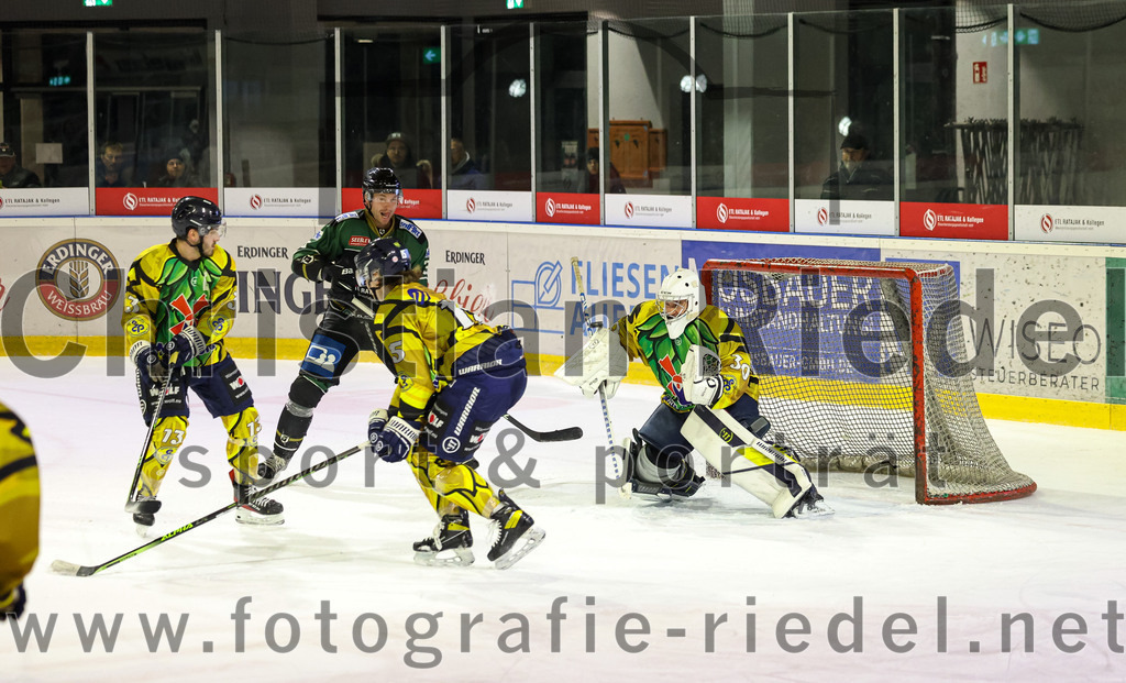 2022-12-16_122_TSV_Erding_gegen_EC_Pfaffenhofen | Erding, Deutschland, 16.12.2022:
Eishockey, Bayernliga 2022 / 2023, 21. Spieltag, TSV Erding gegen EC Pfaffenhofen, Endergebnis: 14:1

Robert Neubauer (EC Pfaffenhofen, #13), Alex Ermakov (EC Pfaffenhofen, #15), Torwart Hannes Kiefer (EC Pfaffenhofen, #30)

Foto: Christian Riedel / fotografie-riedel.net