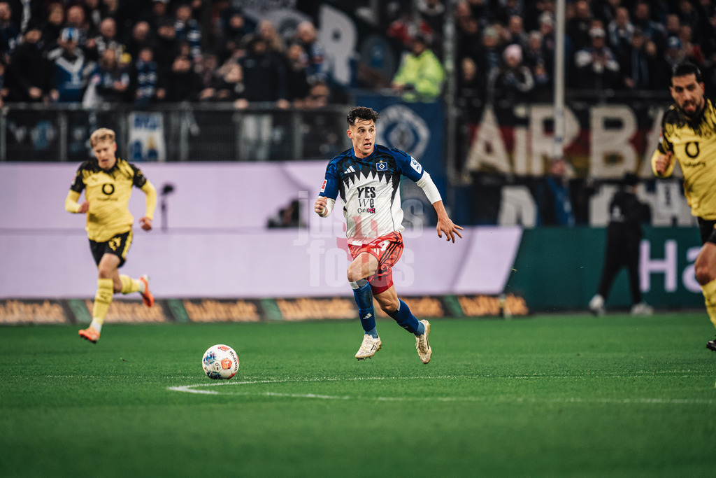 Fußball | Männer | Saison 2025/2026 | 1. Fußball-Bundesliga | 10. Spieltag | Hamburger SV vs. Borussia Dortmund | 08.11.2025 | Nicolas Capaldo (#24, HSV) am Ball