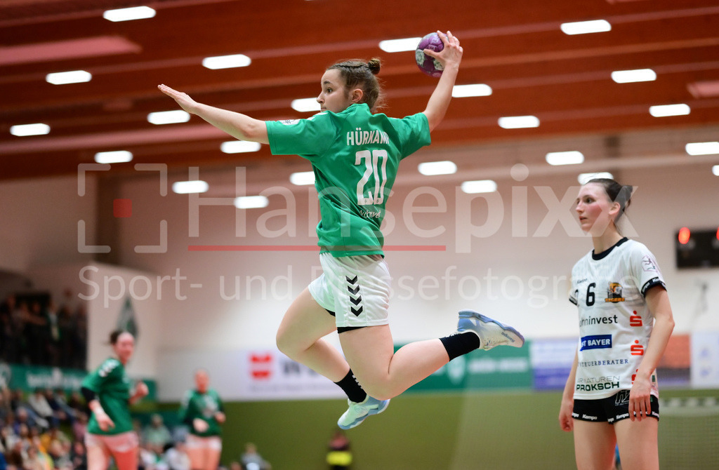 Handball, 2. Bundesliga Frauen, SV Werder Bremen - VfL Waiblingen | v.li.: Emy Jane Hürkamp (SV Werder Bremen, 20) beim Abwurf, am Ball, Spielszene, Aktion, Action