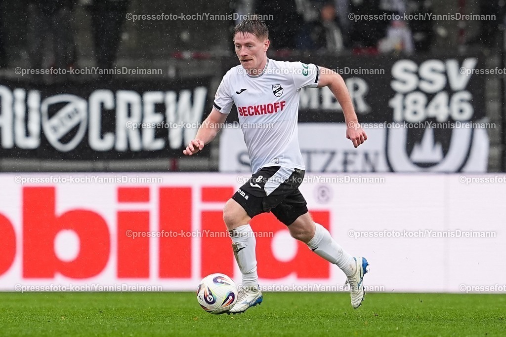 xYDRx25102501031 | 25.10.2025, xydrx, Fußball, 3.Liga, SC Verl - SSV Ulm 1846, Saison 2025 2026, Sportclub Arena: Dennis Waidner (SC Verl #8)  DFB regulations prohibit any use of photographs as image sequences and or quasi-video.