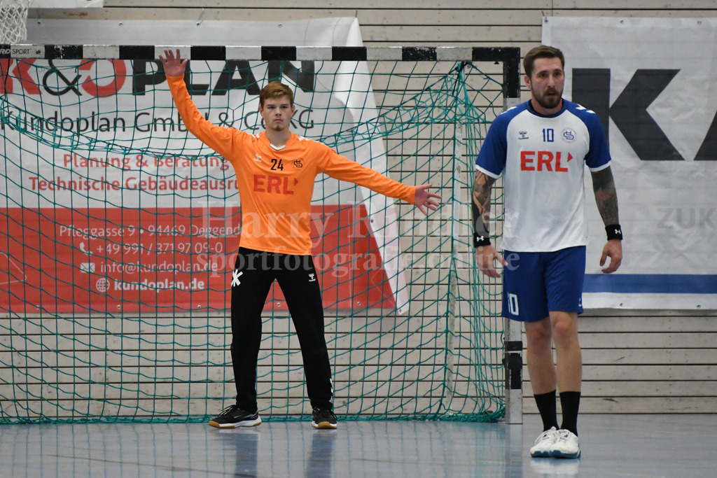 HC Deggendorf | Simon Hanauer (HC Deggendorf) mit Alexander Kohlbauer (HC Deggendorf) - Realisiert mit Pictrs.com