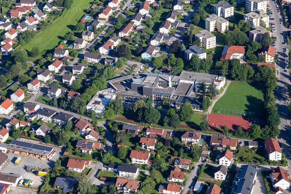 Luftbild: Staatliche Realschule Vilsbiburg in Vilsbiburg im Bundesland Bayern in Deutschland. – Foto: IMG_133009.jpg vom 03.07.2022 durch Werner Riehm/FLY-FOTO.de – Auflösung des Originals: 5472 x 3648 px – Staatliche Realschule Vilsbiburg – Stadt Vilsbiburg