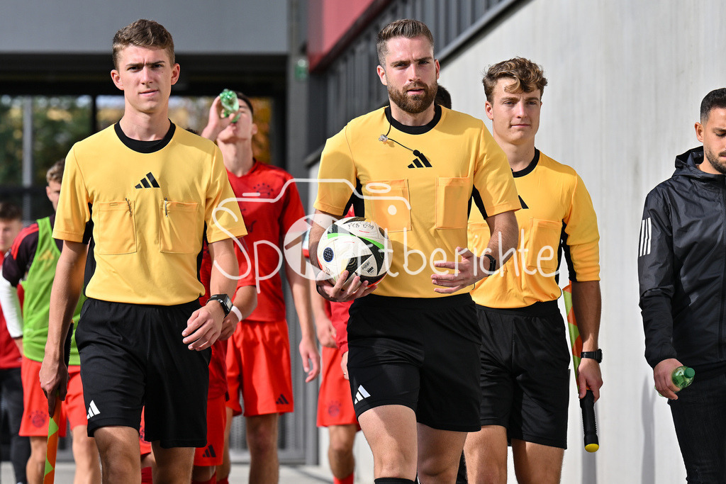 FC Bayern München U19 - SpVgg Unterhaching U19 | Im Bild Schiedsrichter Fabian REUTER in Aktion mit seinen Linienrichtern Raphael SALZBERGER und Jonas JAECKER
