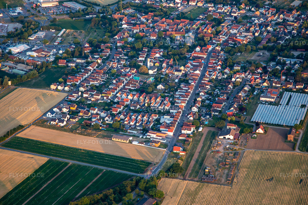 Luftbild: Bahnhofstr in Schwegenheim im Bundesland Rheinland-Pfalz in Deutschland. Foto: IMG_137253.jpg vom 24.06.2023 durch Werner Riehm/FLY-FOTO.de