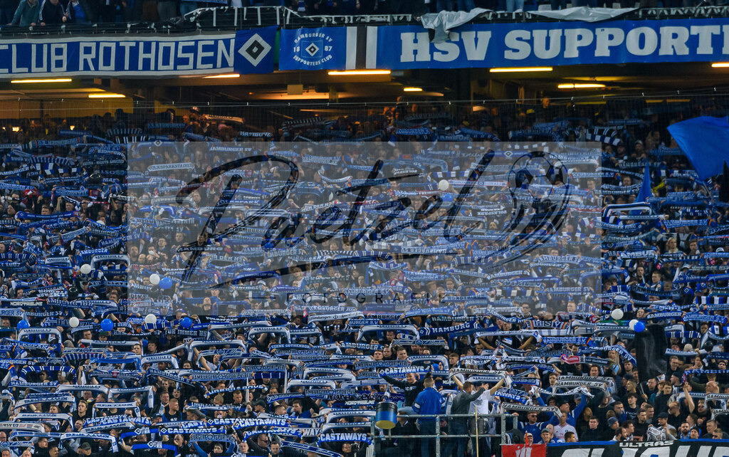 HSVSCF20220419_424 | Fussball, Herren: . Fans von Hamburger SV beim DFB-Pokal-Halbfinalspiel zwischen Hamburger SV und SC Freiburg im Volksparkstadion am 19.04.2022 in Hamburg, Deutschland.DFB / DFL REGULATIONS PROHIBIT ANY USE OF PHOTOGRAPHS AS IMAGE SEQUENCES AND/OR QUASI-VIDEO. - Realisiert mit Pictrs.com