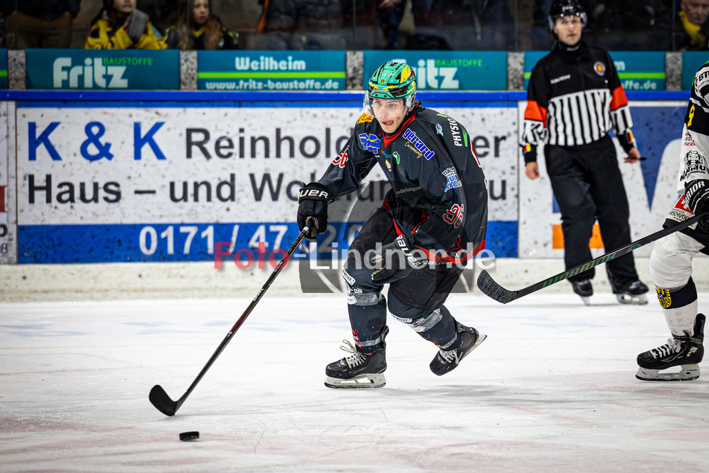 Peißenberg MINERS gegen EA Schongau MAMMUTS | Eishockey Bayernliga 2025/26 Vorrunde 20. Spieltag, Peißenberg MINERS gegen EA Schongau MAMMUTS, 20251221,Xaver SCHULER (MINERS 96) in Aktion,2025-12-21 in Peißenberg (flatbuy Arena Peißenberg), Xaver SCHULER (MINERS 96)Copyright: WolfgangxLindner www.foto-lindner.de