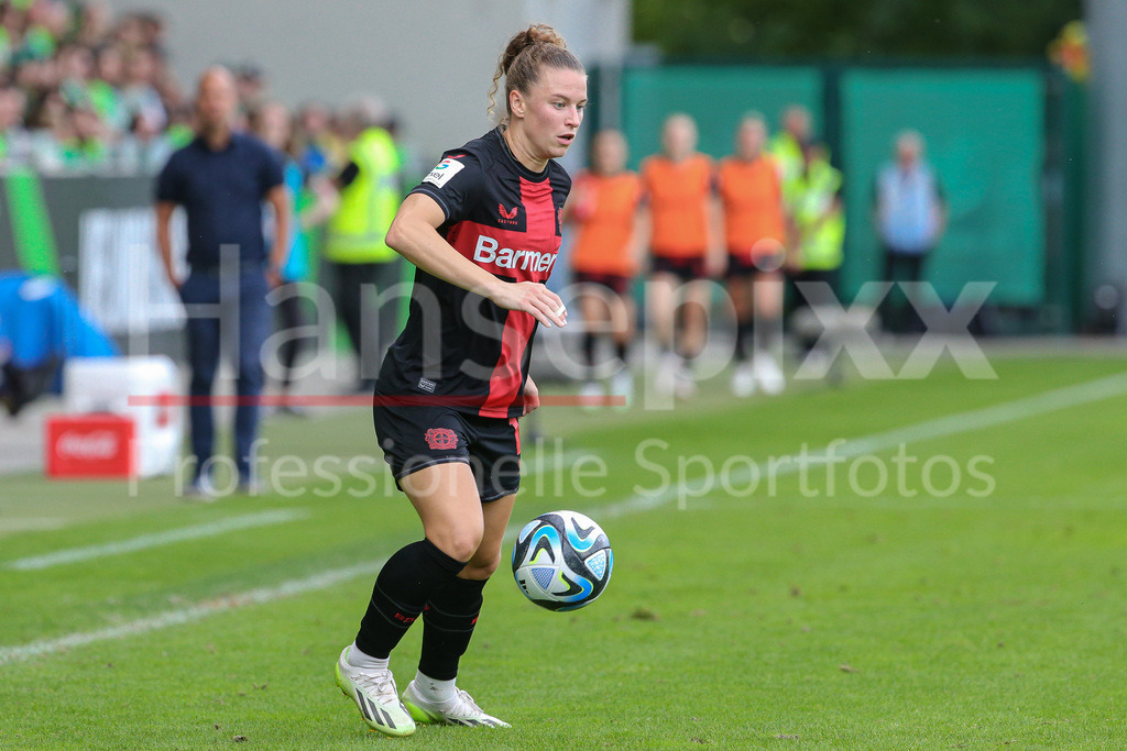 Fussball, Google Pixel Frauen-Bundesliga, VfL Wolfsburg - Bayer 04 Leverkusen | v.li.: Synne Skinnes Hansen (Bayer 04 Leverkusen, 10) Freisteller, Einzelbild, Ganzkörper, Aktion, Action, Spielszene, DIE DFB-RICHTLINIEN UNTERSAGEN JEGLICHE NUTZUNG VON FOTOS ALS SEQUENZBILDER UND/ODER VIDEOÄHNLICHE FOTOSTRECKEN. DFB REGULATIONS PROHIBIT ANY USE OF PHOTOGRAPHS AS IMAGE SEQUENCES AND/OR QUASI-VIDEO.