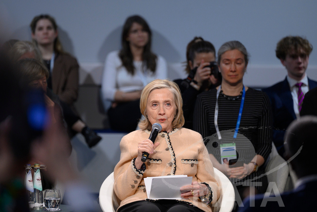 _DWI5096 | Die US-Politikerin Hillary Clinton auf der Veranstaltung Girls Just Want to Have Fundamental Rights: Fighting the Global Pushback im Rahmen der Münchner Sicherheitskonferenz 2026. München, 14.02.2026 Bayern Deutschland - Realisiert mit Pictrs.com