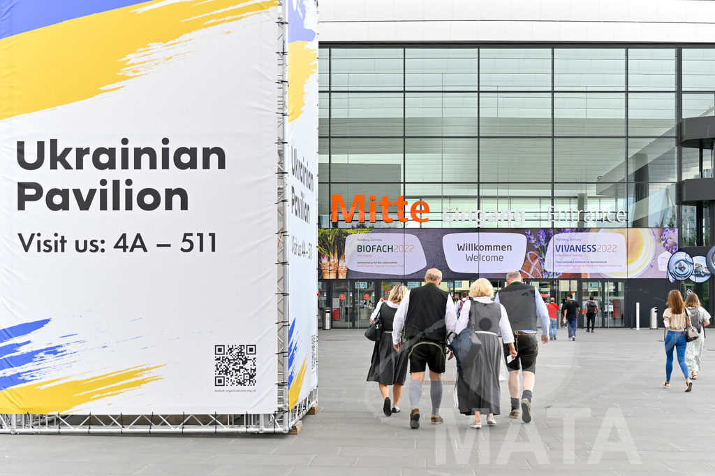 _DW03325 | Das Herz der internationalen Bio-Branche schlug vom 26.–29.07.2022 für vier Tage in Nürnberg. Die BIOFACH, Weltleitmesse für Bio-Lebensmittel, und die VIVANESS, Internationale Fachmesse für Naturkosmetik, meldet sich mit der einmaligen „Summer Edition“ zurück. Groß war die Wiedersehensfreude der über 24.000 Fachbesucher aus 137 Ländern. Im Fokus: Der persönliche Austausch, Networking und vertiefte Gespräche zu den Themen der Zeit. Aber auch: Neuheiten und Trends entdecken und eintauchen mit allen Sinnen in die Produktvielfalt der 2.276 Aussteller aus 94 Ländern. Nürnberg, 29.07.2022 - Realisiert mit Pictrs.com
